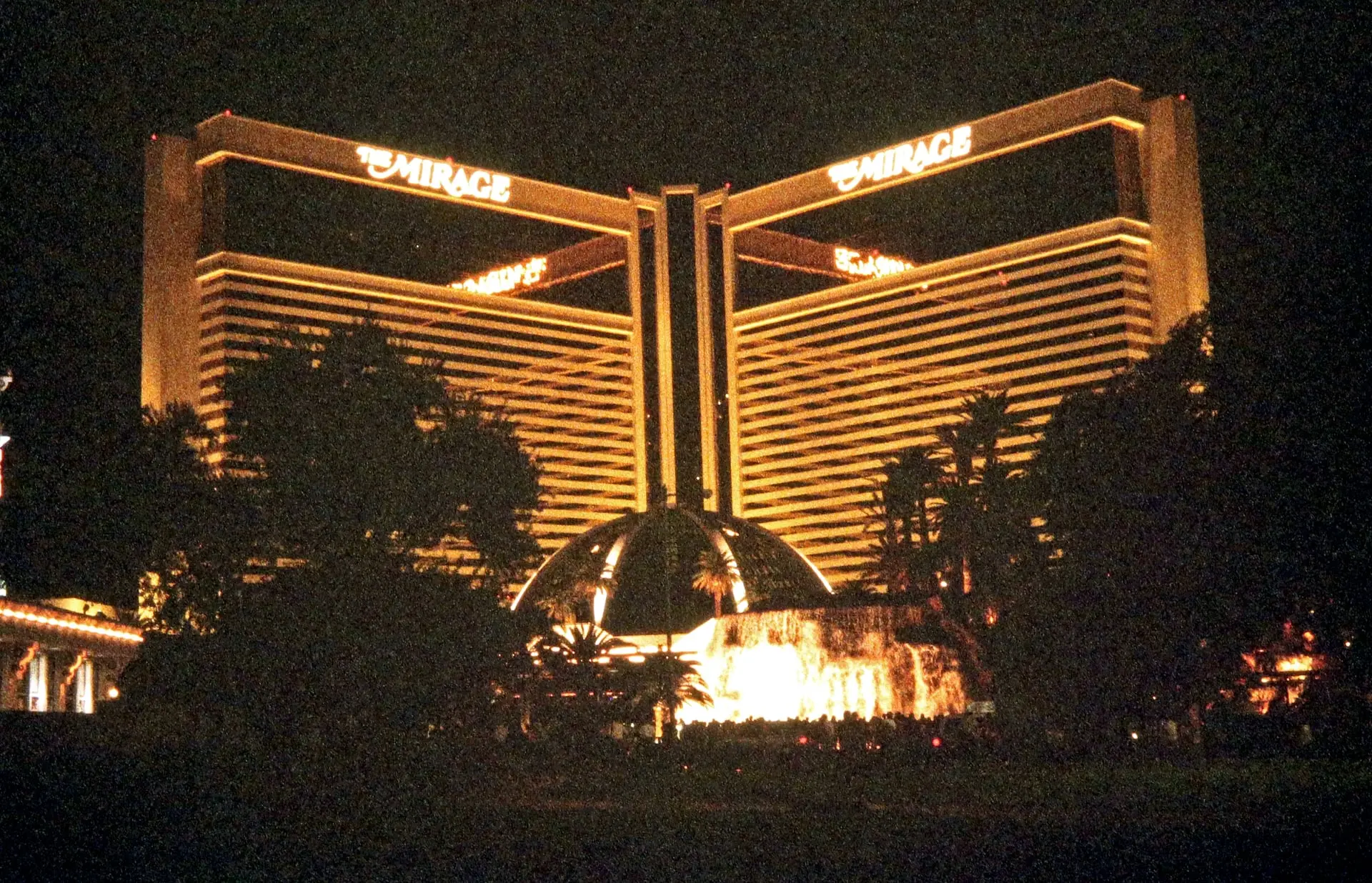 Le Strip de Las Vegas en 1995 : l’enseigne lumineuse du Mirage et les néons de la nuit